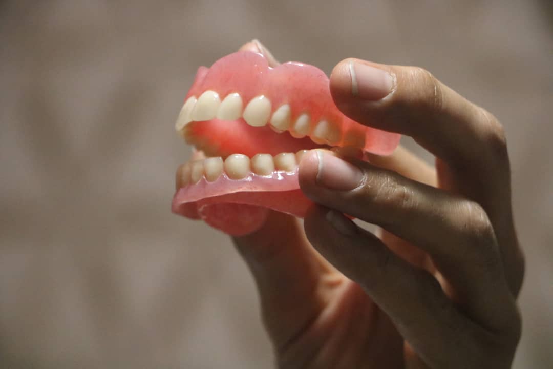 تعمیر دندان مصنوعی شکسته در دندانسازی اسپید