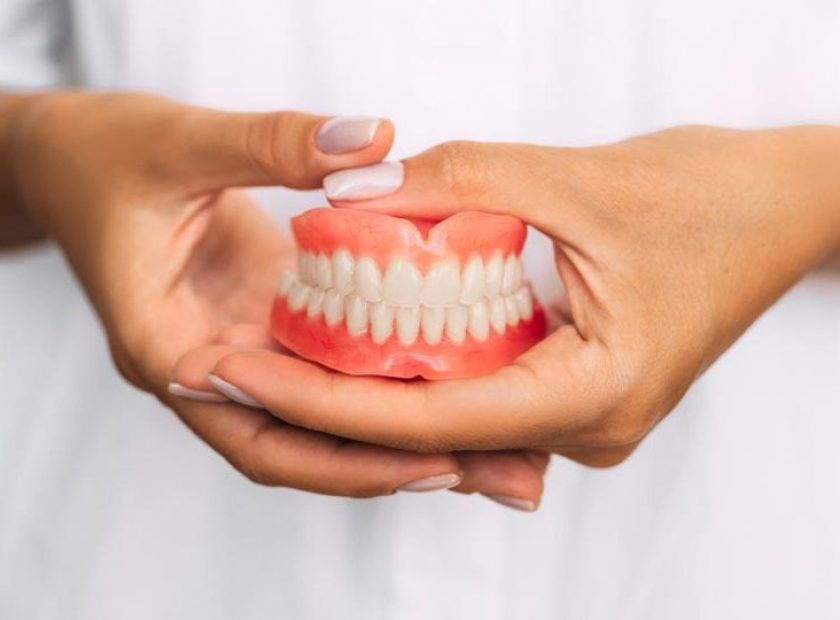 رعایت-بهداشت-دهان-و-دندان-برای-مراقبت-از-پروتز-متحرک