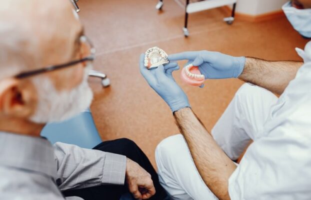 رفع لقی دندان مصنوعی و علت و علائم لقی دندان مصنوعی