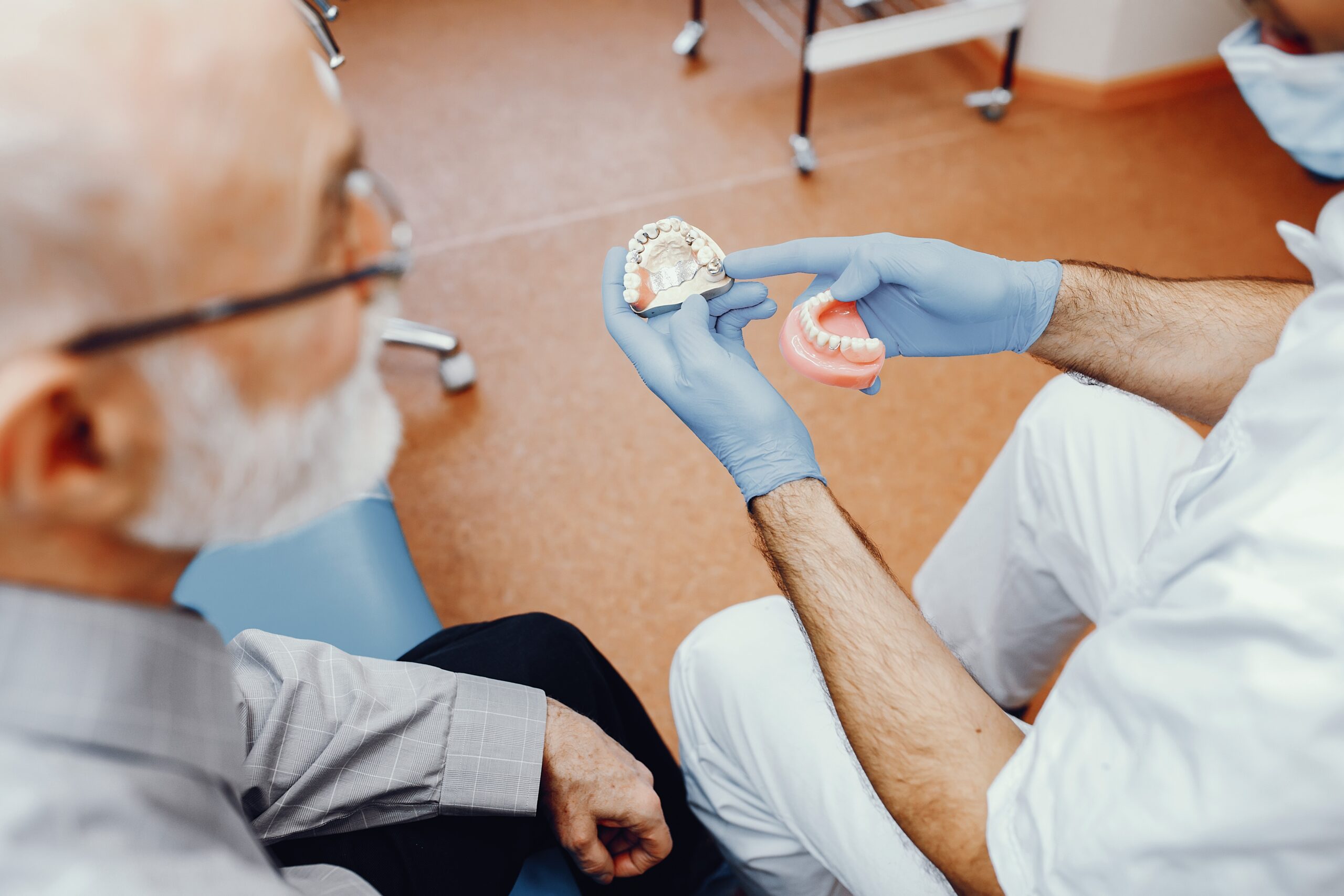 آشنایی با مراحل ساخت دندان مصنوعی و انواع آن