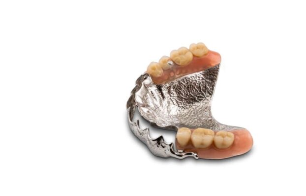 انواع دندان مصنوعی تکه ای و شرایط نگهداری از آن ها