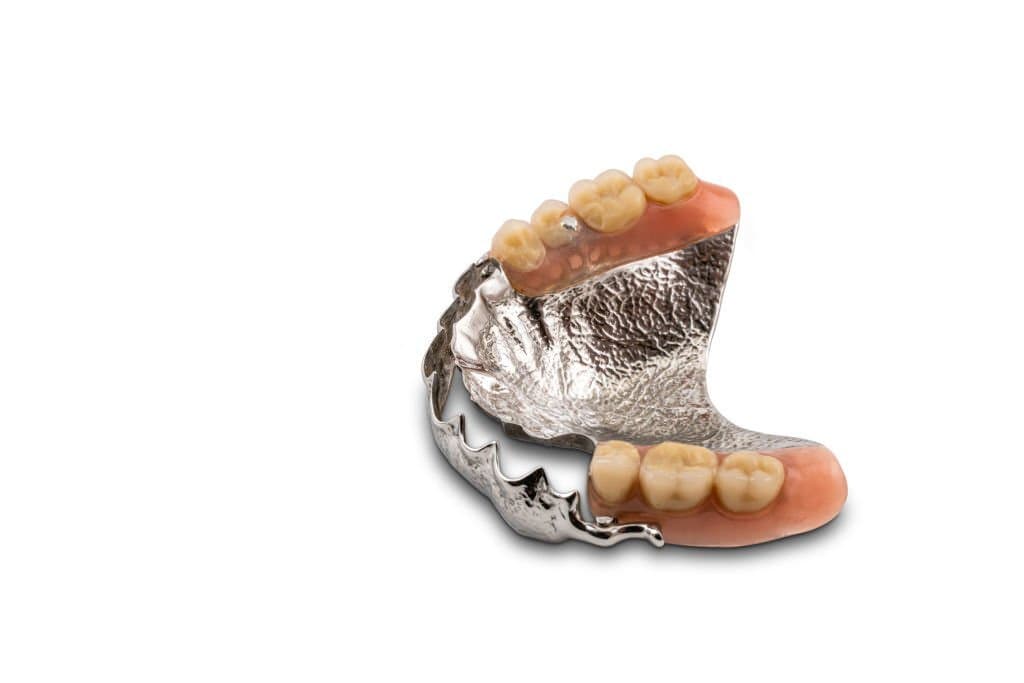 انواع دندان مصنوعی تکه ای و شرایط نگهداری از آن ها