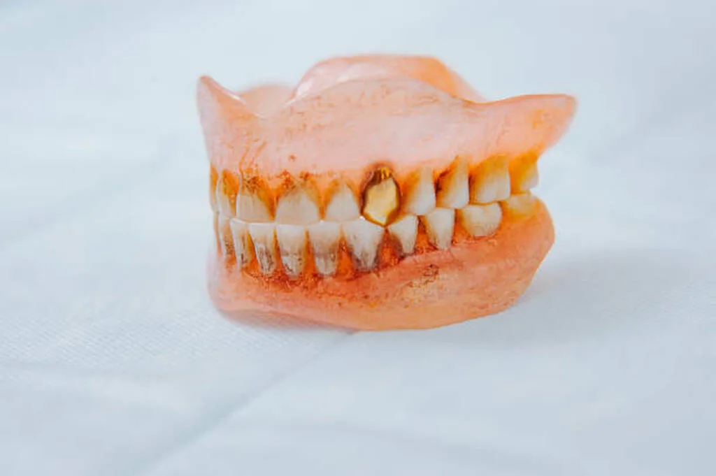 خطرات تغییر رنگ دندان مصنوعی